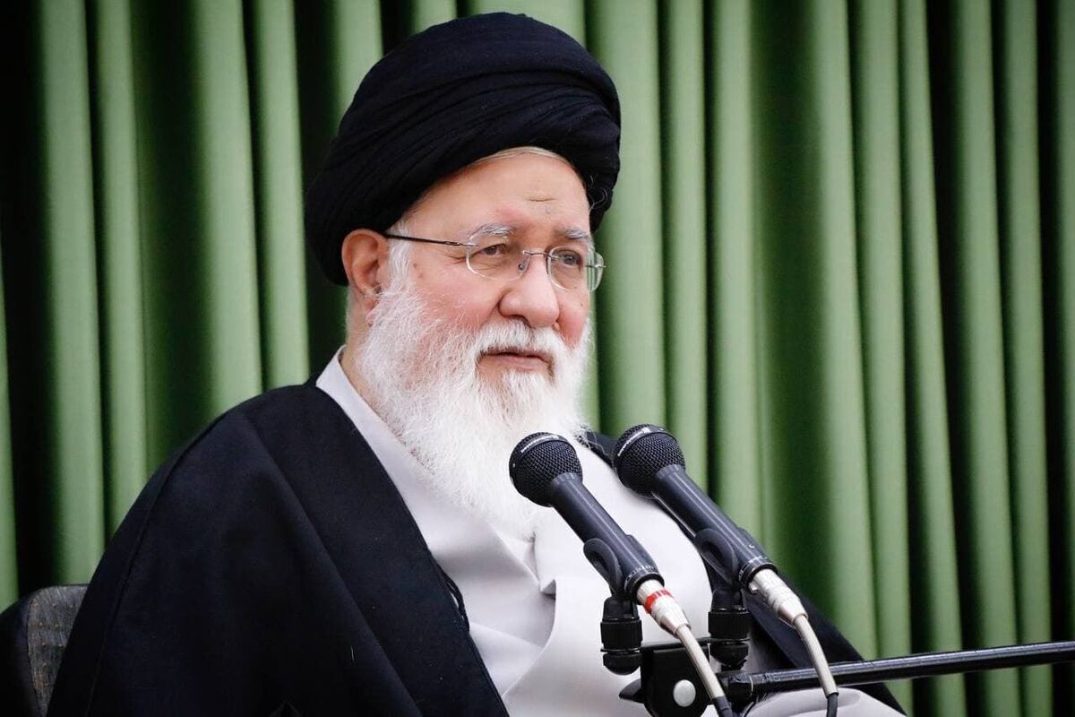 علم‌الهدی: اینها که شعار می‌دهند و می‌گویند ما تحریم‌ها را برطرف می‌کنیم، باید از آنها سوال کرد چطور می‌خواهند این کار را انجام دهند؟/ برجام ما را به پای آمریکا انداخت که رفتیم با وزیر امور خارجه شیطان بزرگ در پیاده رو قدم زدیم