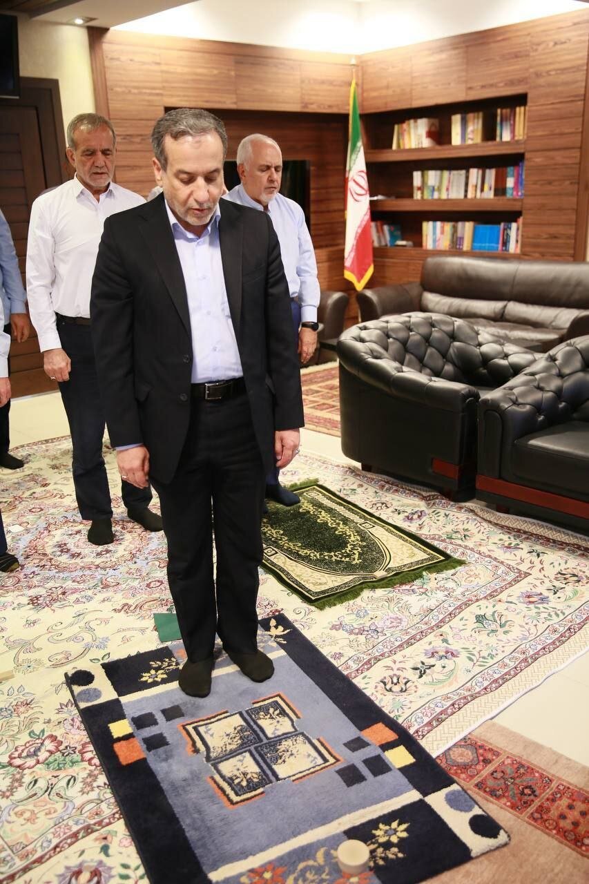 عکس؛ ظریف و پزشکیان پیش از میزگرد سیاسی به عراقچی اقتدا کردند