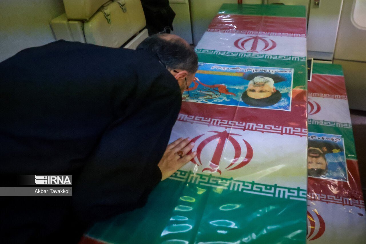 عکس؛ پیکر ابراهیم رئیسی داخل هواپیما در فرودگاه مشهد