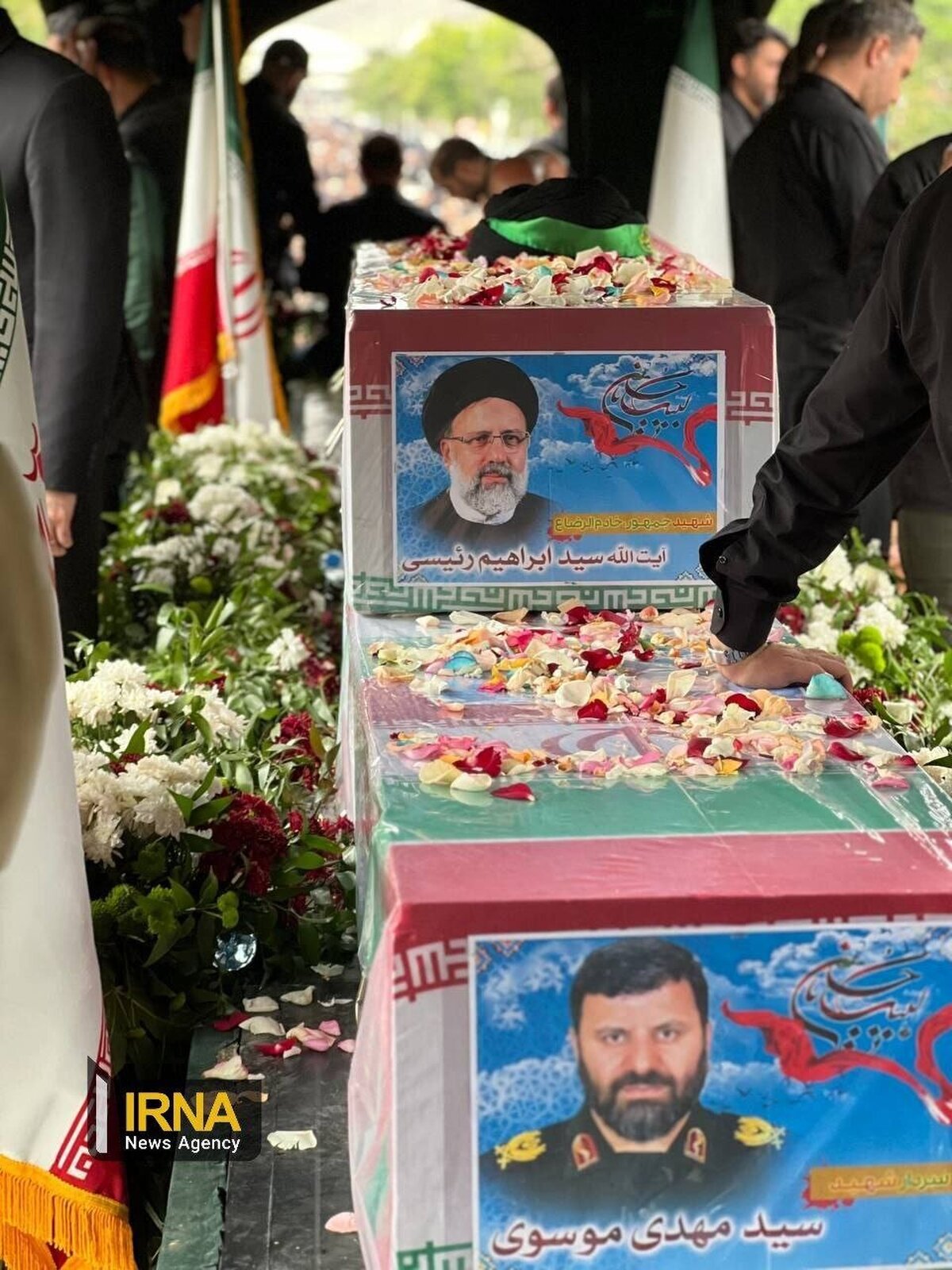تابوت ابراهیم رئیسی و سرتیم حفاظت در مسیر حرم امام ‌رضا(ع)