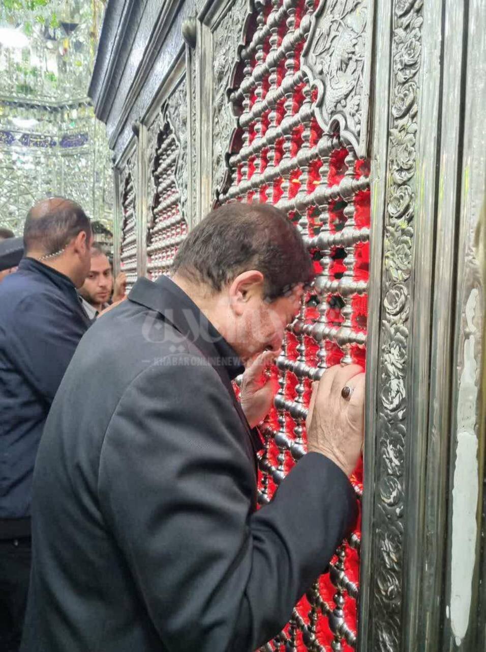 عکس؛ مراسم خاکسپاری وزیر خارجه فقید، گریه محمد مخبر در حرم حضرت عبدالعظیم