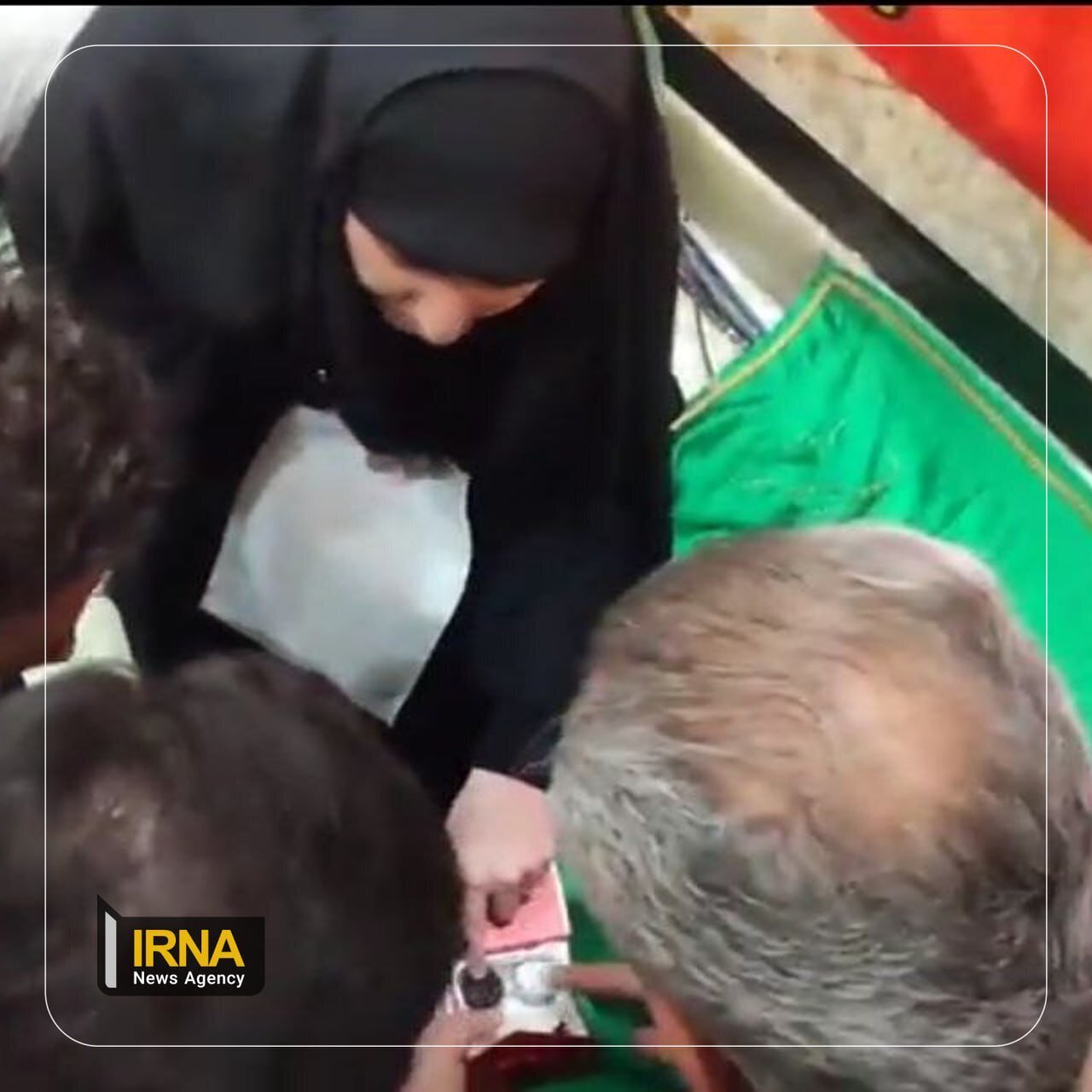 عکس؛ اهدای انگشتر سردار سلیمانی برای تدفین همراه پیکر امیرعبداللهیان