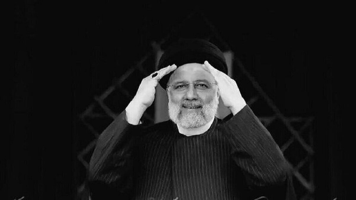تصاویری از تابوت ابراهیم رئیسی روی دوش مردم مشهد