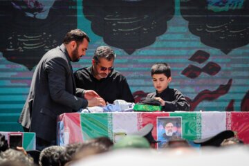 تصاویری از تابوت ابراهیم رئیسی روی دوش مردم مشهد