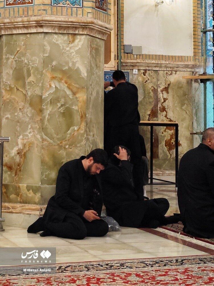 عکس؛ چهره ماتم‌زده محافظ ابراهیم رئیسی در مراسم تشییع