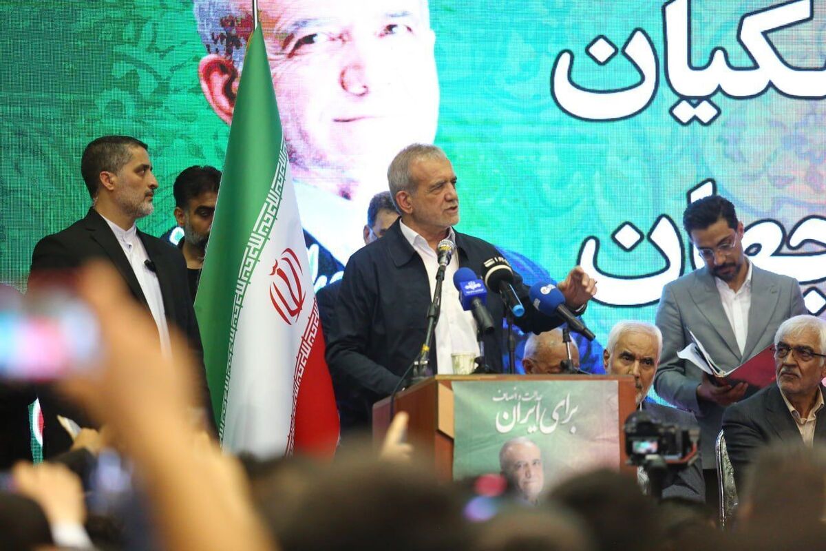 پزشکیان: تحریم‌های «شعب ابی طالب» در صدر اسلام هم ۳ سال طول کشید، نه ۴۰ سال/ اکنون قاطبه مردم در «شعب ابی طالب» هستند، اما خانواده‌های مسئولان، در ناز و نعمت زندگی می‌کنند