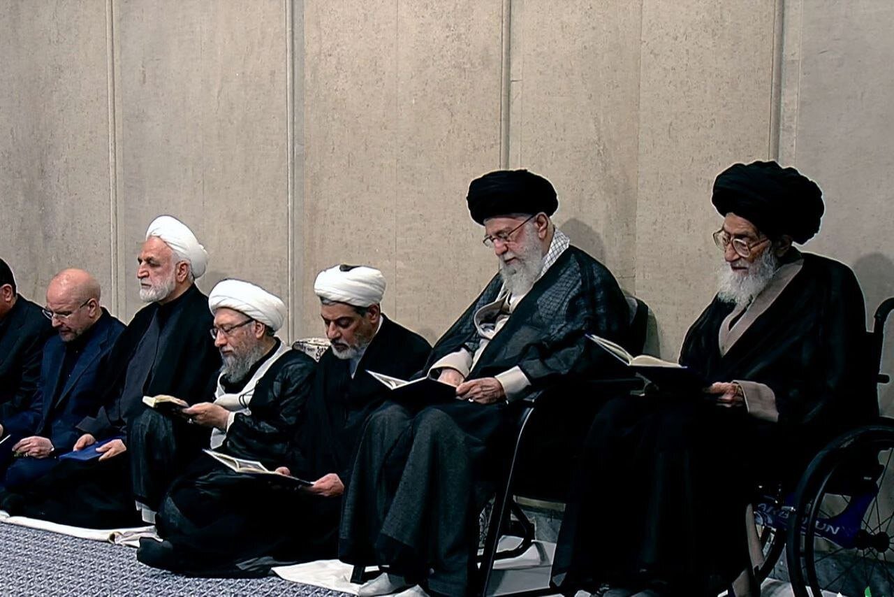 عکس؛ پدر امام جمعه شهید تبریز در کنام مقم معظم رهبری