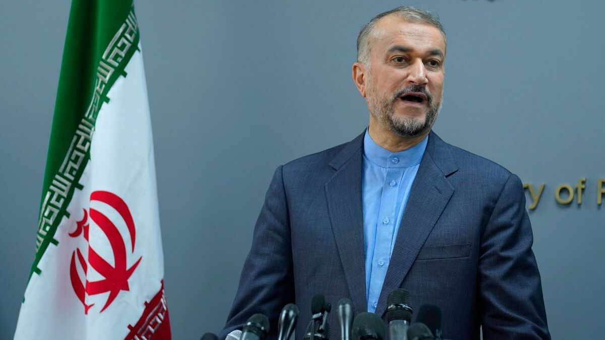 عکس؛ پسر شهید امیرعبداللهیان در آغوش علی اکبر صالحی
