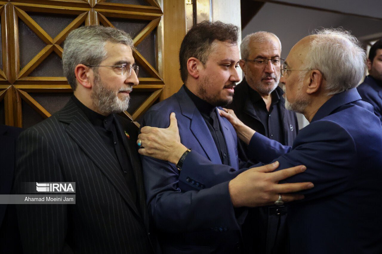 عکس؛ پسر شهید امیرعبداللهیان در آغوش علی اکبر صالحی