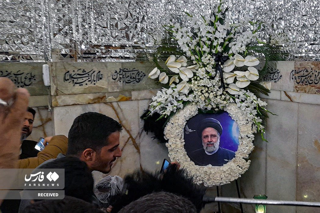 تصاویری از حضور زائران حرم رضوی در کنار مزار ابراهیم رئیسی