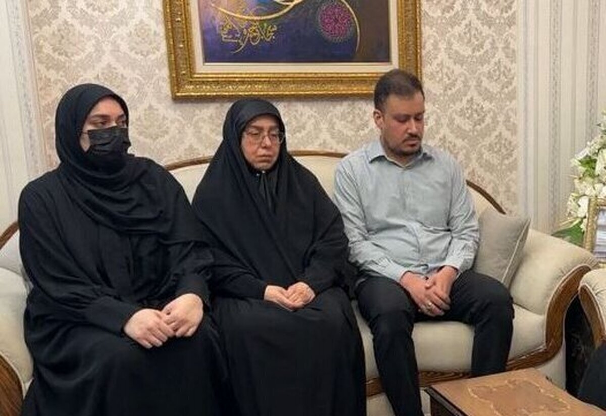 عکس؛ گفتگوی مقام معظم رهبری با همسر شهید امیرعبداللهیان