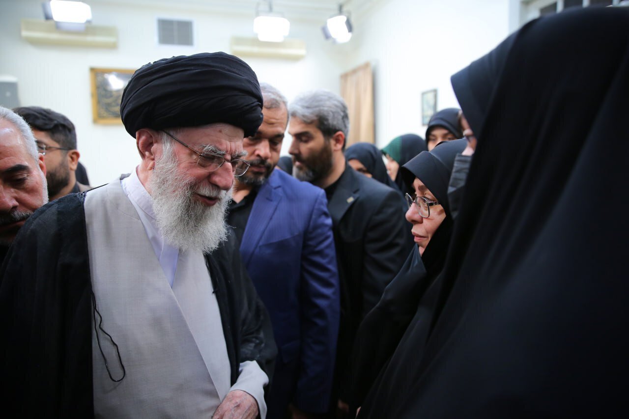 عکس؛ گفتگوی مقام معظم رهبری با همسر شهید امیرعبداللهیان