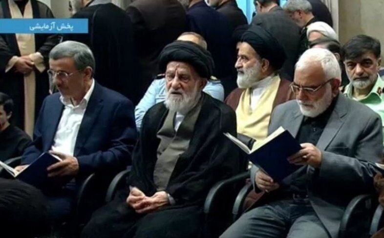 عکس؛ احمدی‌نژاد در مراسم بزرگداشت بیت رهبری برای ابراهیم رئیسی و همراهانش