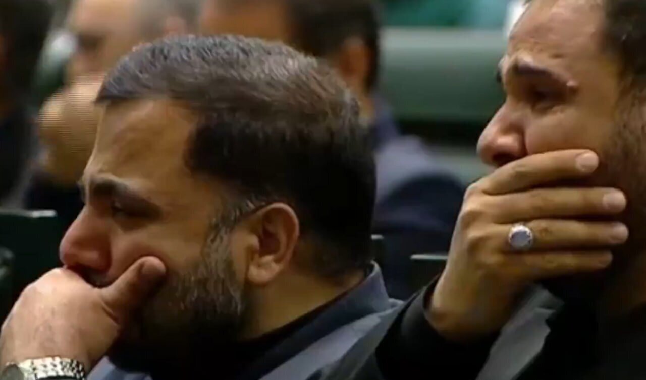 عکس؛ گریه وزرا و معاونان دولت بعد از پخش کلیپی از رئیسی در اولین روز مجلس دوازدهم