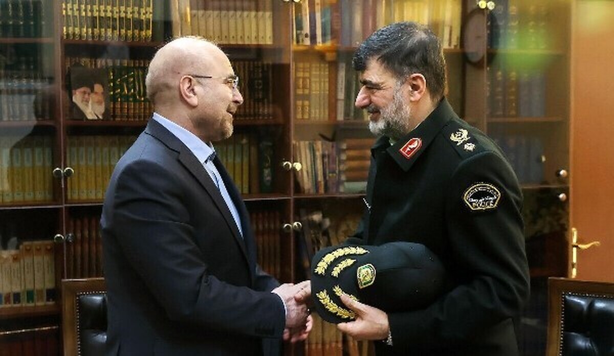 عکس؛ سبک متفاوت دست دادن سردار رادان و قالیباف در افتتاحیه مجلس دوازدهم