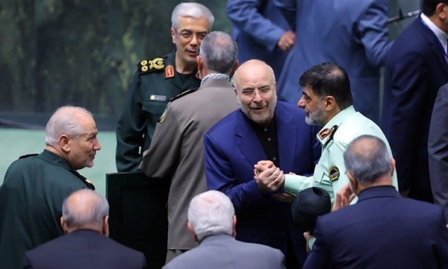 عکس؛ سبک متفاوت دست دادن سردار رادان و قالیباف در افتتاحیه مجلس دوازدهم