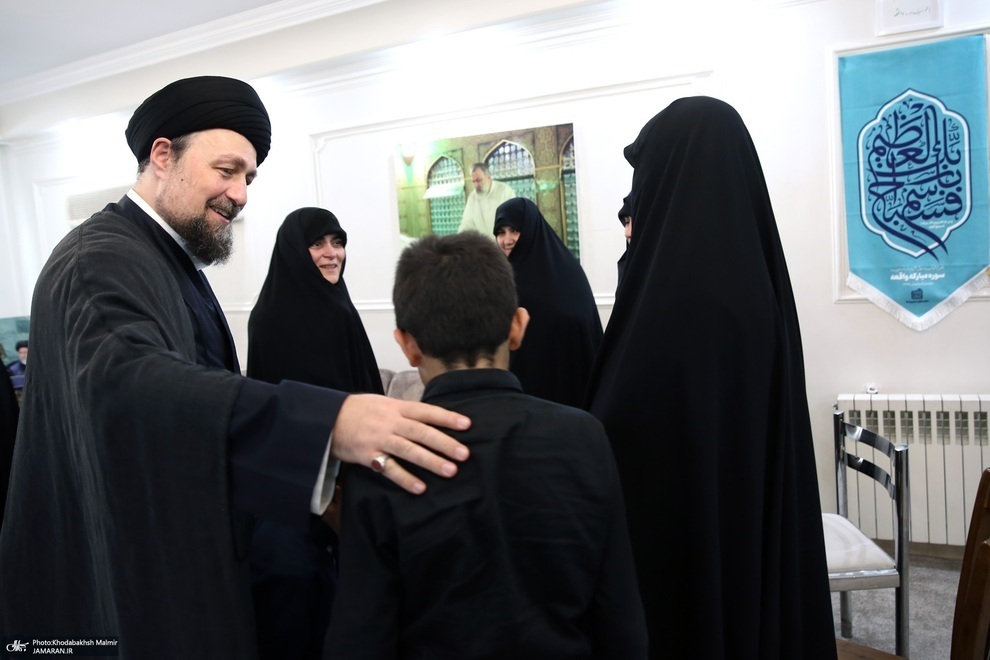 تصاویری از حضور سید حسن خمینی در منزل شهید ابراهیم رئیسی