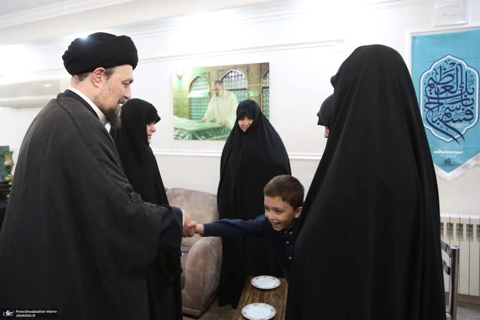 تصاویری از حضور سید حسن خمینی در منزل شهید ابراهیم رئیسی