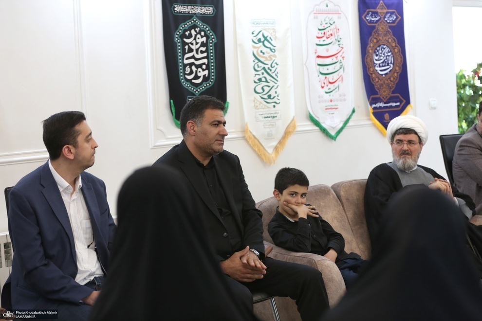 تصاویری از حضور سید حسن خمینی در منزل شهید ابراهیم رئیسی