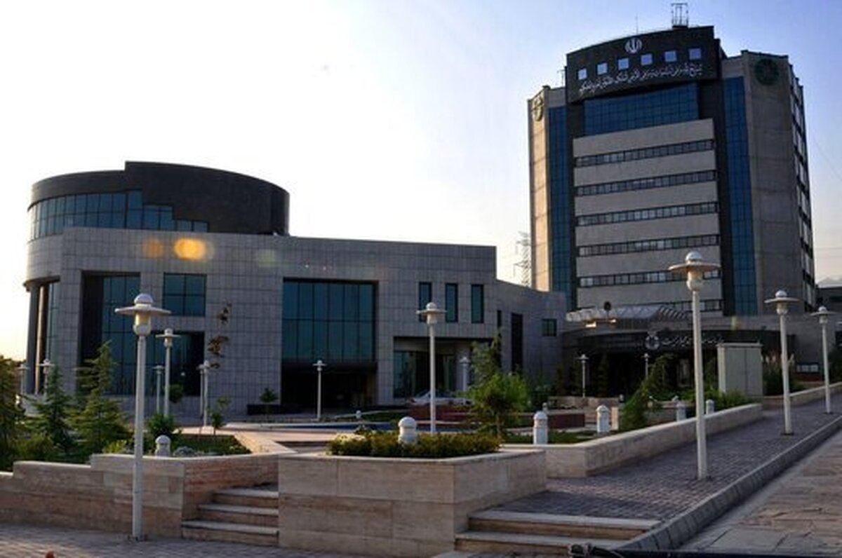 عکس؛ تبلیغ مدیر روابط عمومی سازمان محیط زیست در خیابان‌های تهران برای جلیلی