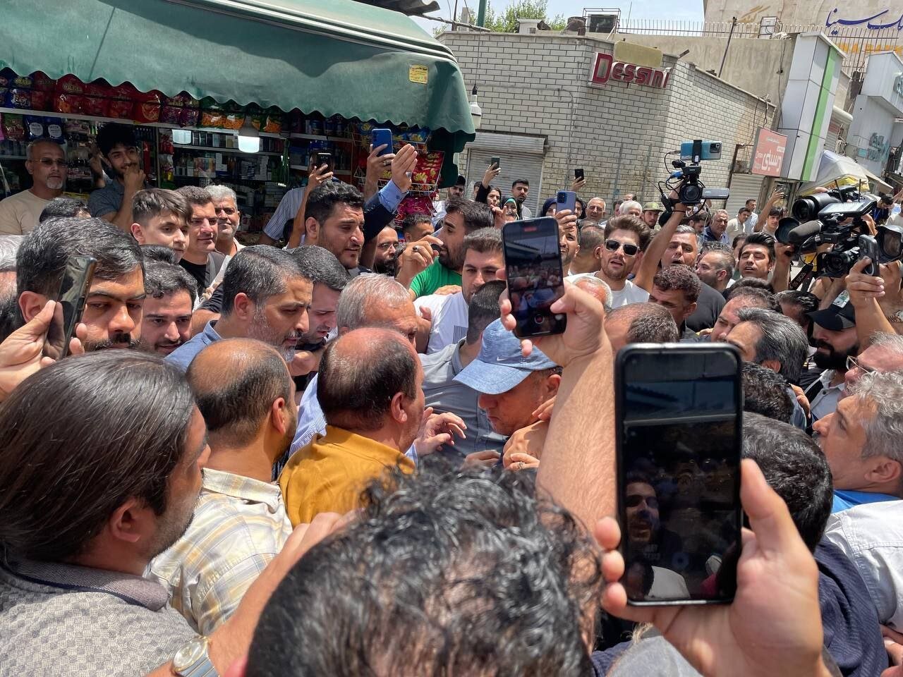 عکس؛ مسعود پزشکیان در بازار شوش تهران محاصره شد