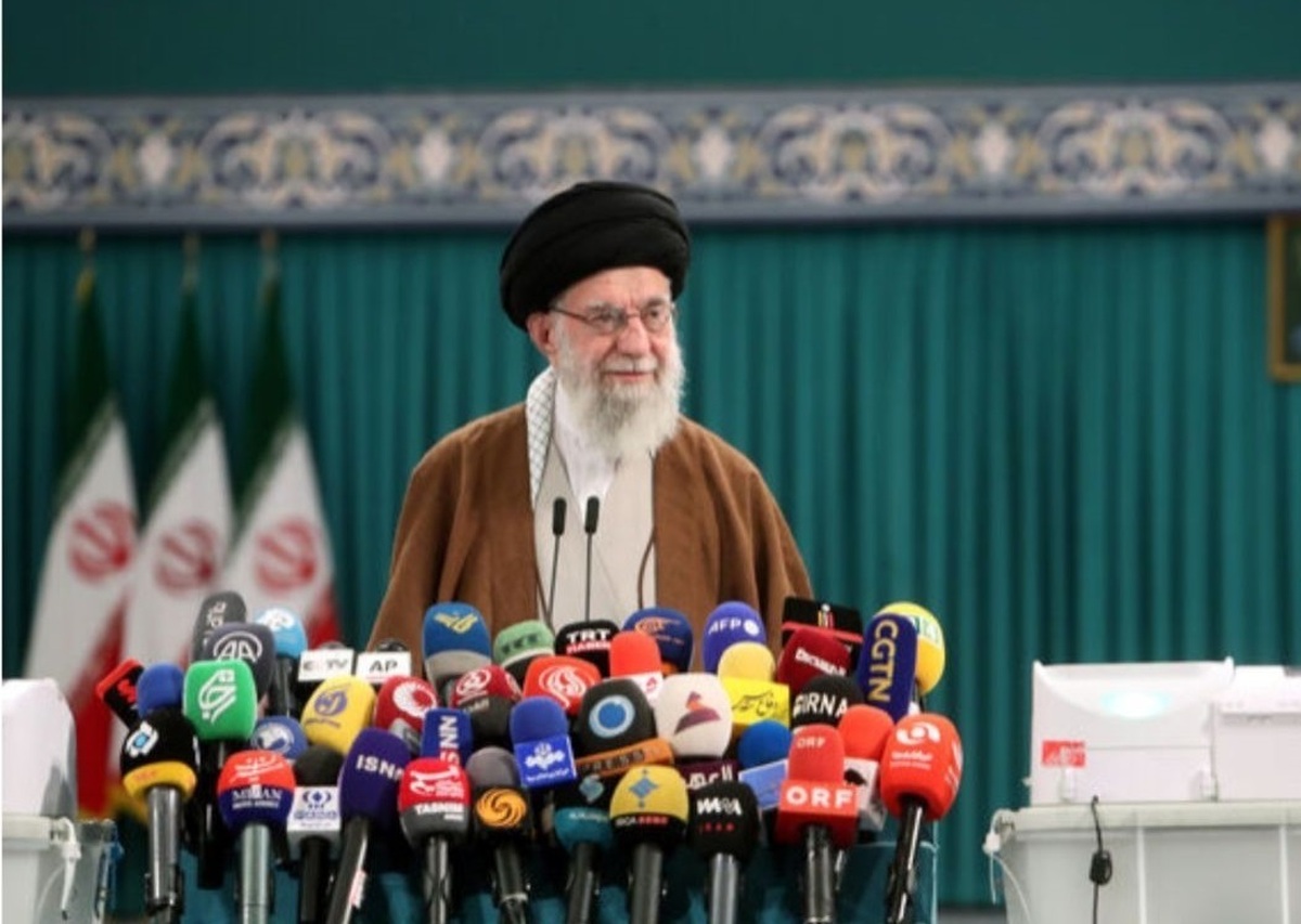مقام معظم رهبری پس از انداختن رای خود به صندوق: شنیدم که شوق و علاقه مردم بیشتر از قبل است، خداکند این‌طور باشد / در مرحله دوم انتخابات مردم باید همتشان بیشتر باشد تا کار را تمام کنند