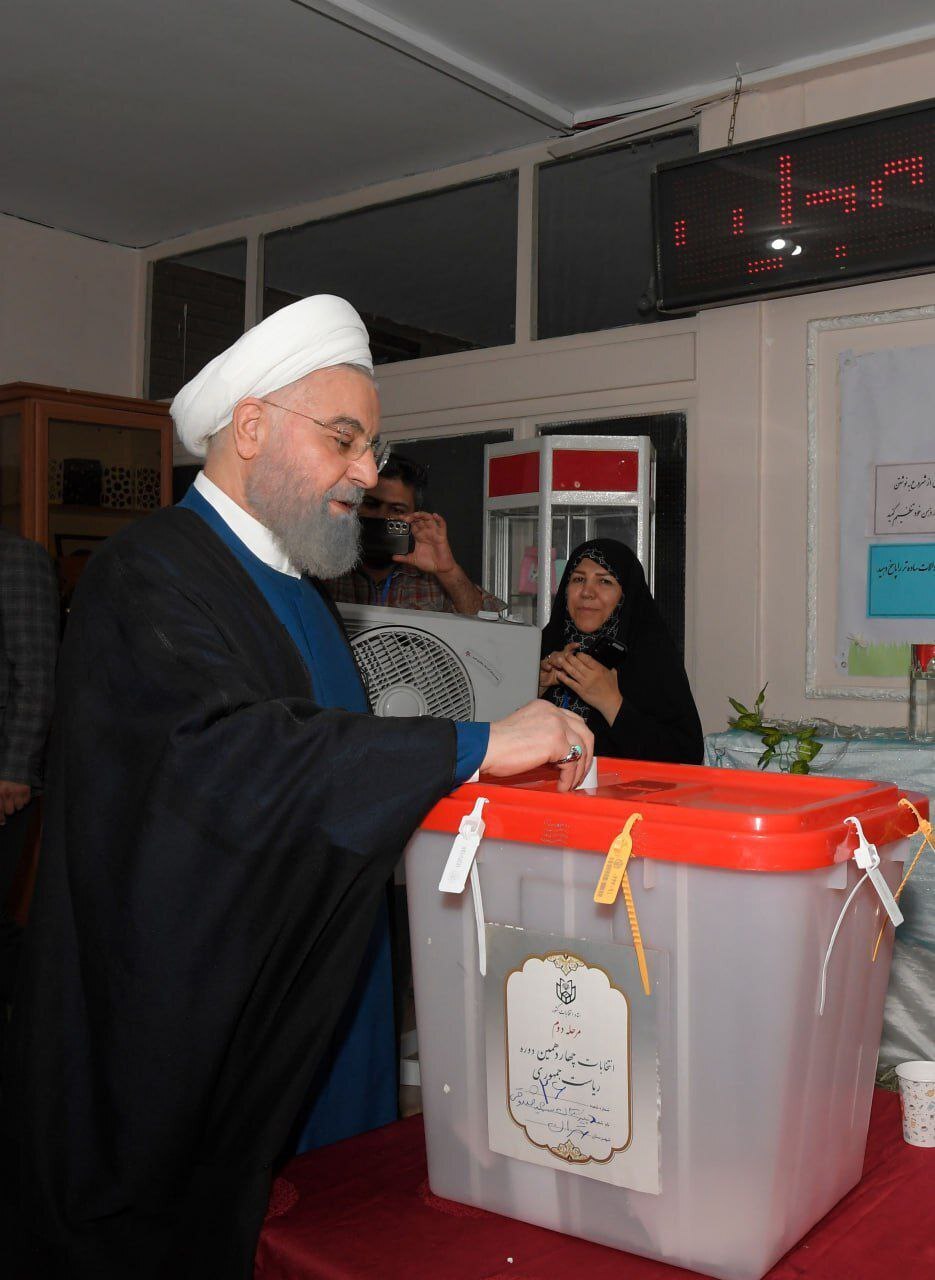 عکس؛ حسن روحانی رأی خود را به صندوق انداخت