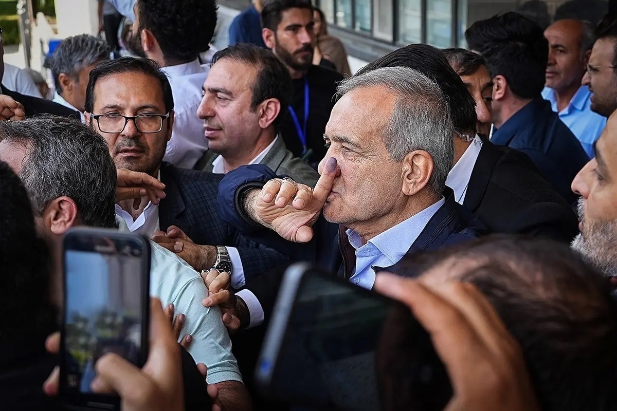 آذری جهرمی: رای پزشکیان در بیمارستان فیروزآبادی شهرری در دور اول و امروز در مدرسه دخترانه حاوی این پیام است که سلامت و آموزش اولویت‌های دولت او خواهد بود
