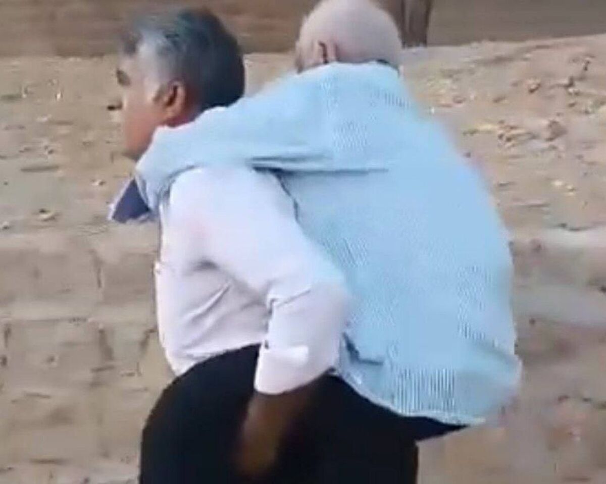 فیلم؛ اظهارات ظریف و آذری جهرمی با مرد خوزستانی که پدر ۱۲۰ ساله‌اش را به دوش می‌کشید و به پزشکیان رای داد