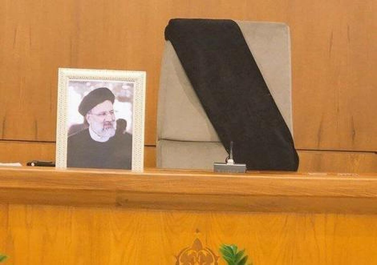 عکس یادگاری اعضای هیئت دولت سیزدهم با مقام معظم رهبری