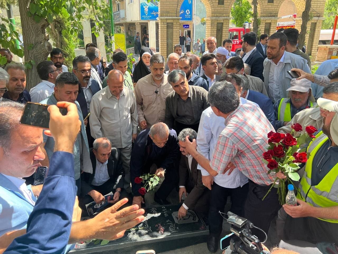 عکس؛ مسعود پزشکیان بر سر مزار آیدا و آروین، زوج سنندجی پرواز هواپیمای اوکراین