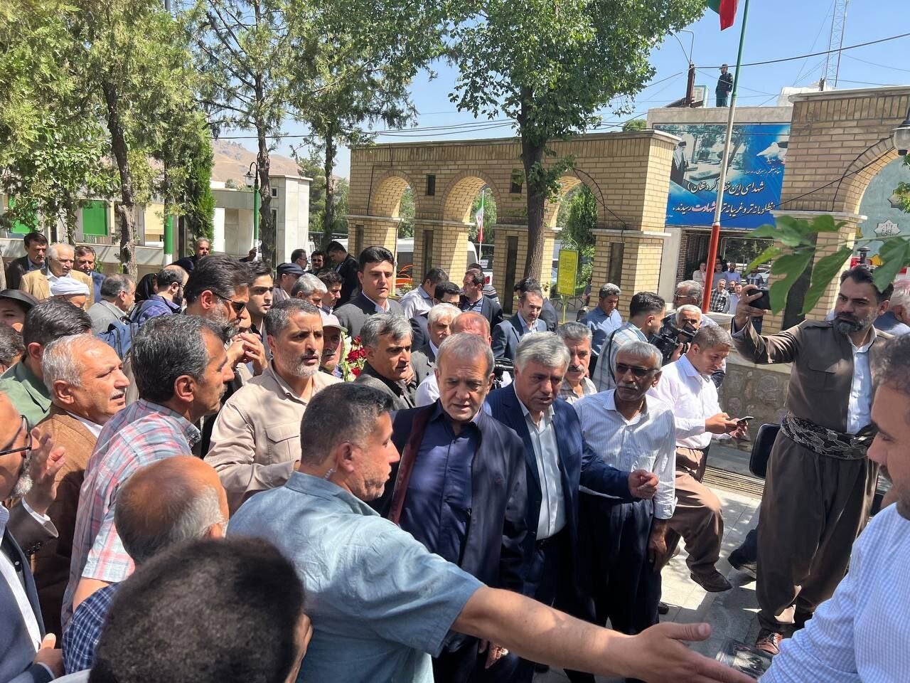 عکس؛ مسعود پزشکیان بر سر مزار آیدا و آروین، زوج سنندجی پرواز هواپیمای اوکراین