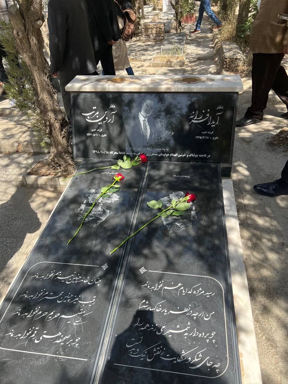 عکس؛ مسعود پزشکیان بر سر مزار آیدا و آروین، زوج سنندجی پرواز هواپیمای اوکراین