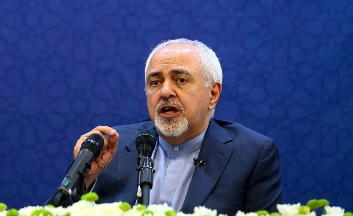 ظریف: هیهات من چای دبش/ یادتان نیست نانماینده کاشان که در مجلس روزگار من را سیاه کرده بود گند چای دبش را درآورد/ همه اختلاس‌ها از اول تاریخ تا به امروز به اندازه چای دبش نمی‌شود