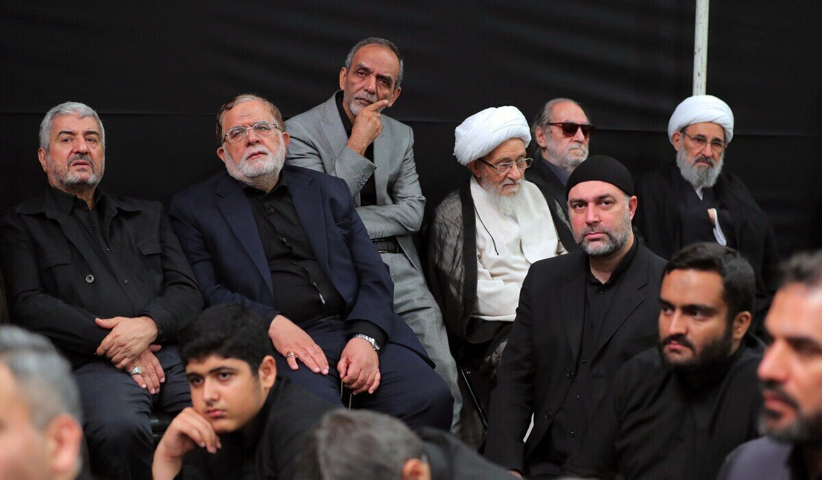 عکس؛ داماد آمریکایی حداد عادل در مراسم عزاداری بیت رهبری