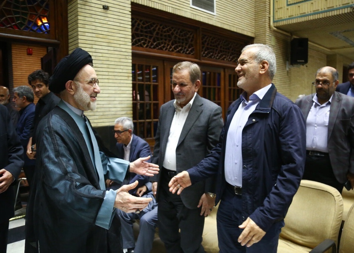 عصبانیت کیهان: پزشکیان می‌خواهد دولت سوم خاتمی را تشکیل دهد