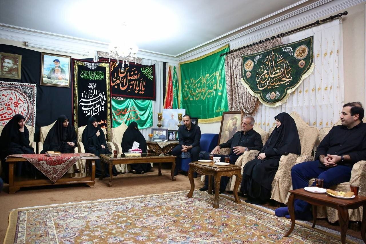 تصاویری از پزشکیان و دختر و پسرش در منزل سردار سلیمانی /هدیه پسر حاج قاسم به رئیس جمهور منتخب