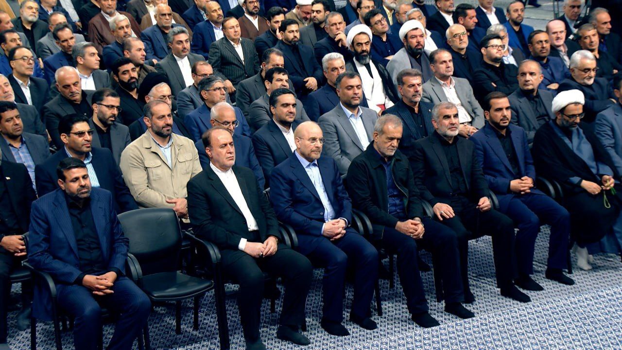 عکس؛ حضور پزشکیان در اولین دیدار نمایندگان مجلس دوازدهم با مقام معظم رهبری