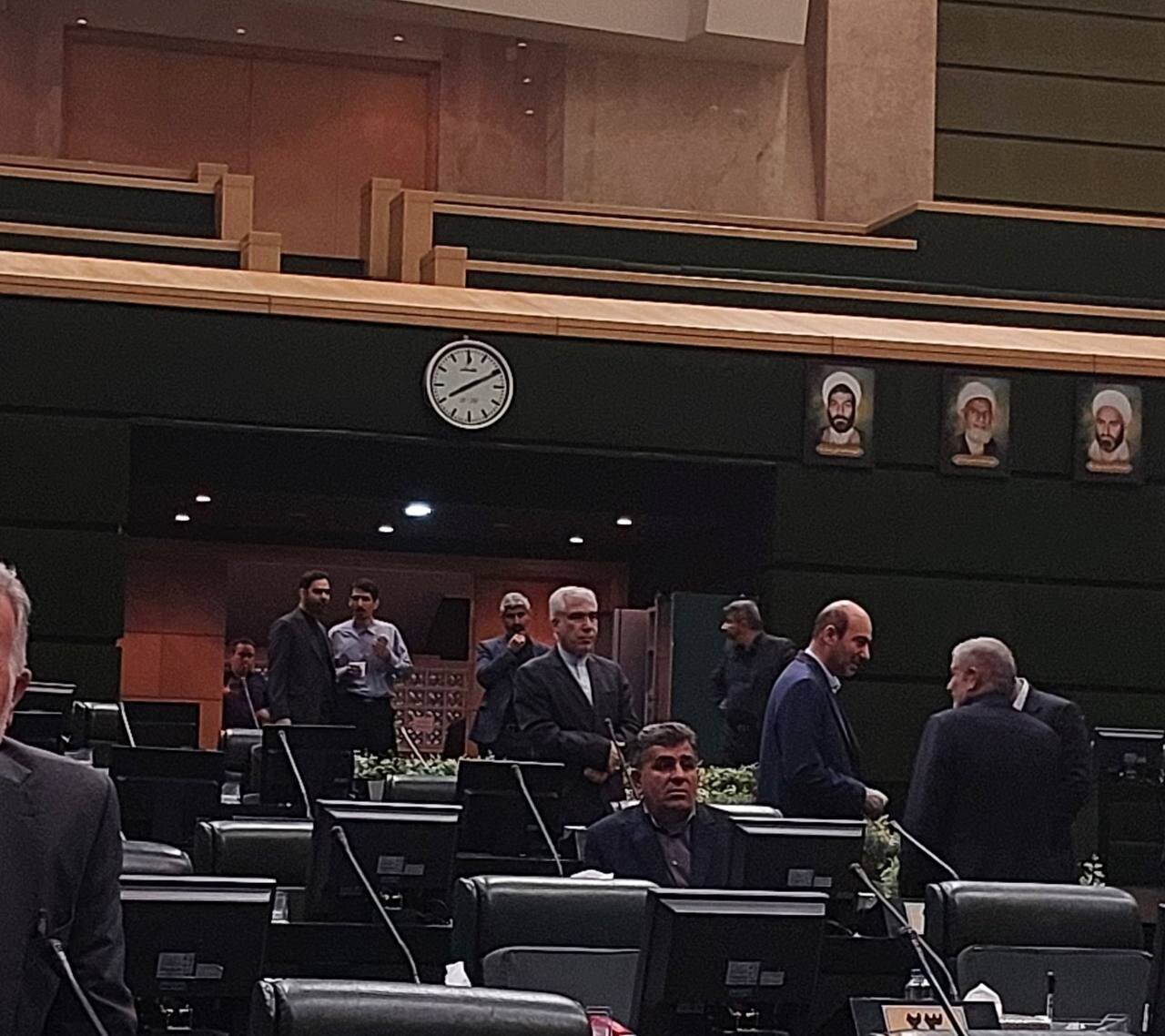 عکس؛ چهره غمگین رسایی در زمان حضور پزشکیان در صحن مجلس / امیرحسین ثابتی و مالک شریعتی نظاره‌گر شدند
