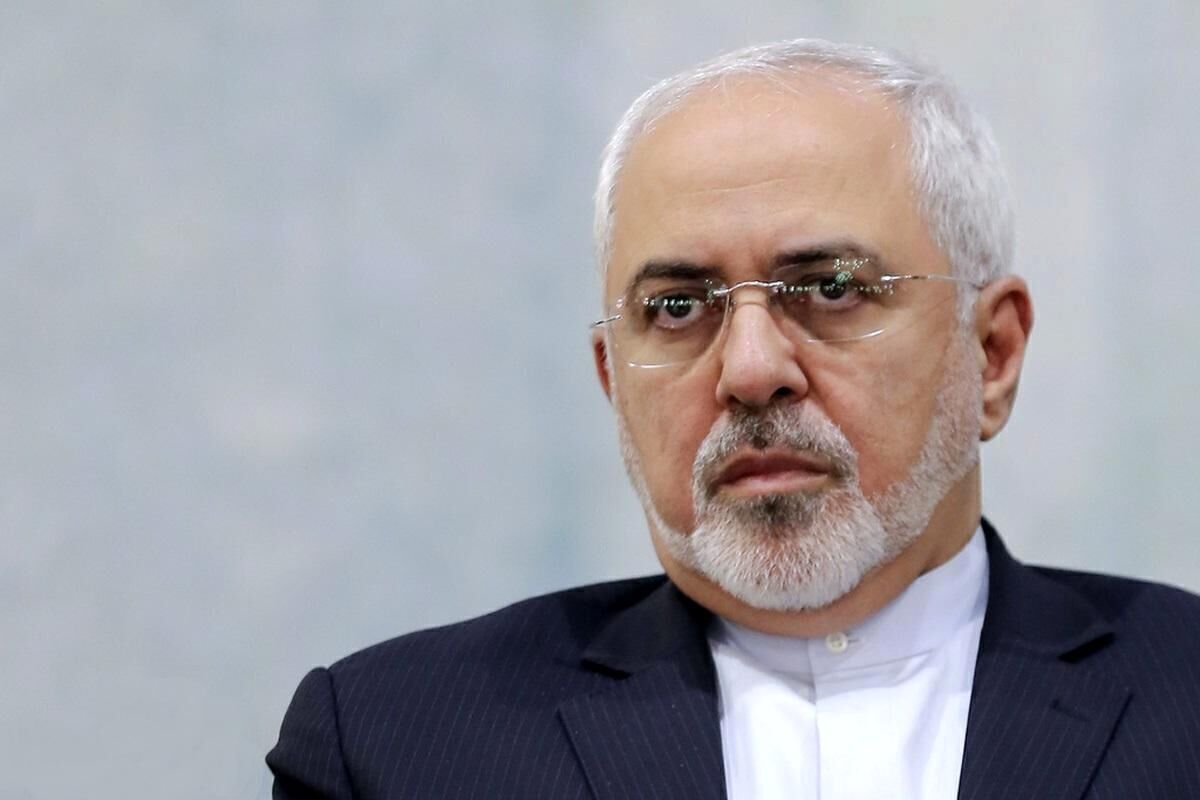 ظریف: خیلی‌ متفاوت است که خشک مغزها و چماق به دست‌ها در پاستور باشند یا پزشکیان/ در مناظره‌ها دروغ می‌گویند که ما واکسن وارد نکردیم/ بعد از ۱۰ سال فقط هشت دقیقه صحبت کردم؛ هزاران تهمت و دروغ گفتند تا حرف حق را خفه کنند