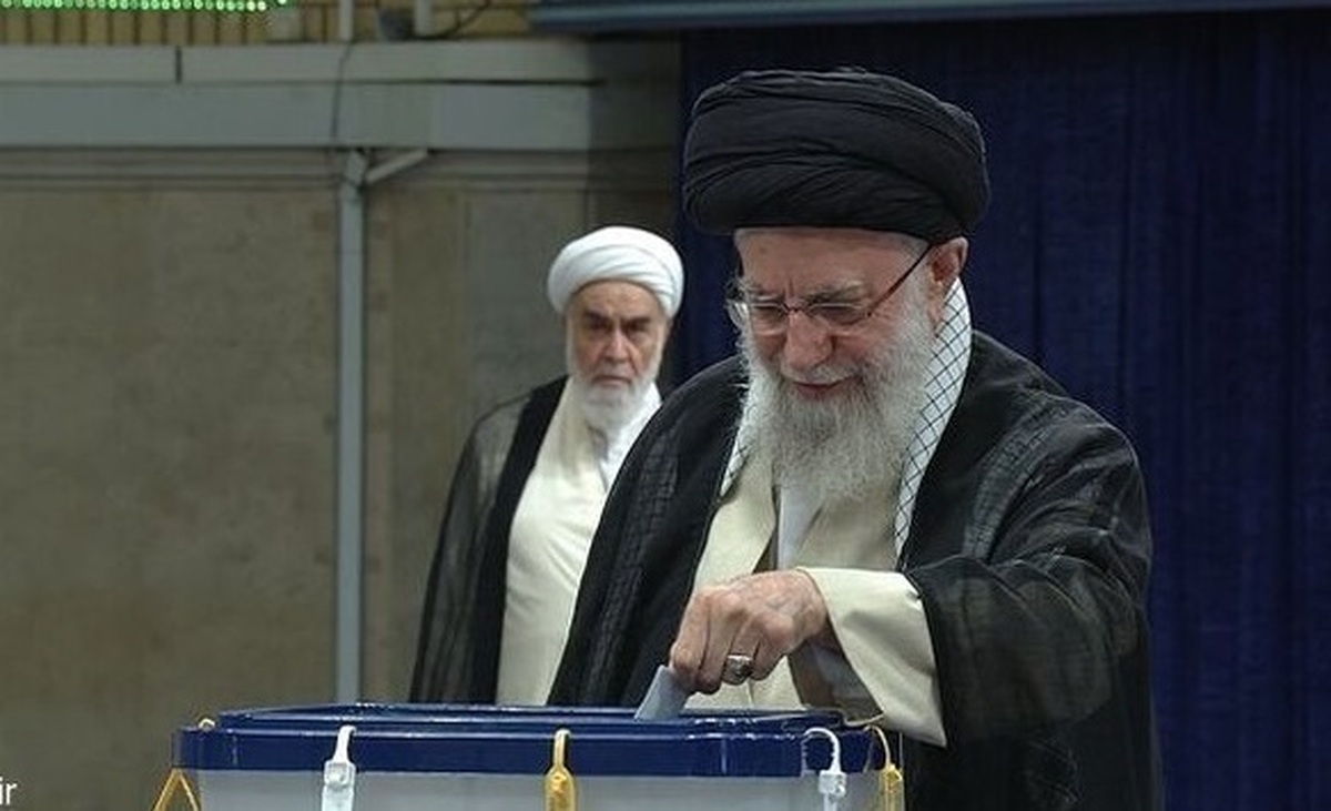 مقام معظم رهبری پس از انداختن رای خود به صندوق: افزایش رای‌دهنگان برای جمهوری اسلامی نیاز قطعی است / دوام و آبروی جمهوری اسلامی در دنیا متوقف به حضور مردم است/ امیدوارم خداوند برای این کشور بهترین گزینه را مقدر کند