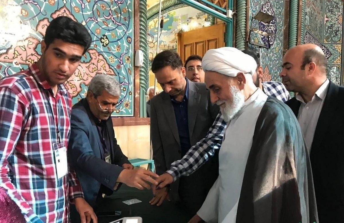فیلم؛  حضور ناطق‌نوری در نخستین دقایق رای‌گیری در حسینیه ارشاد