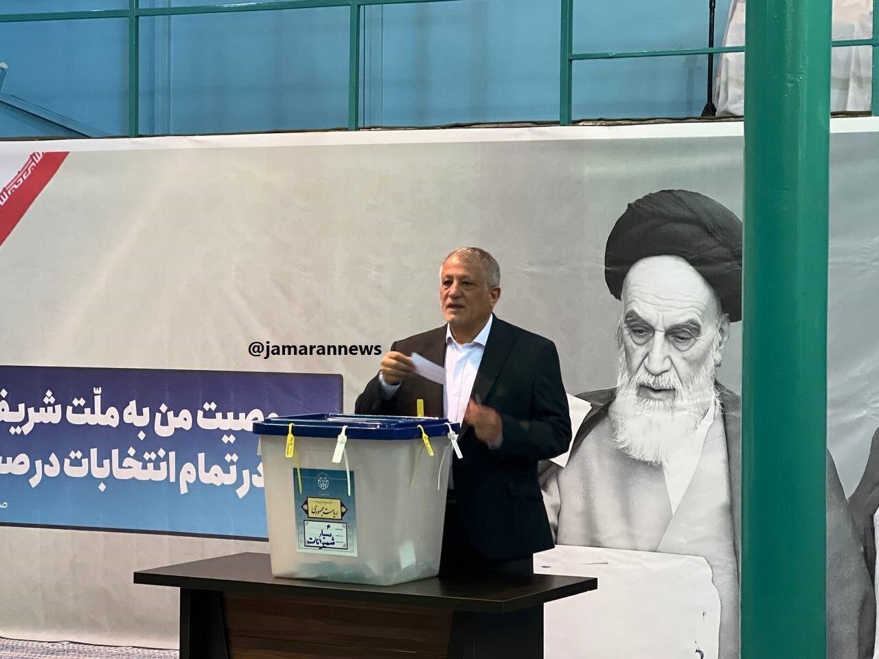 عارف با همسرش آمد: رأی ندادن به معنای رأی دادن به نظر مخالف است / محسن هاشمی به حسینیه جماران رفت