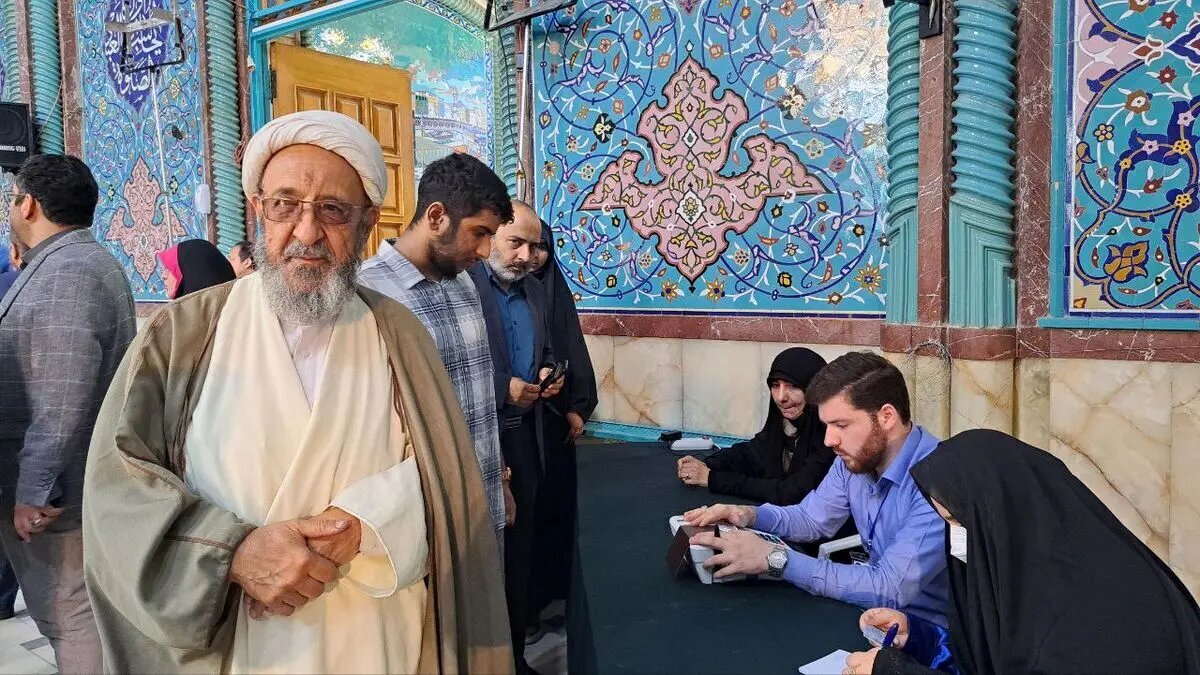 عکس؛ هادی غفاری و سردار دهقان در یک شعبه رأی دادند/ اژه‌ای در صف رأی دادن