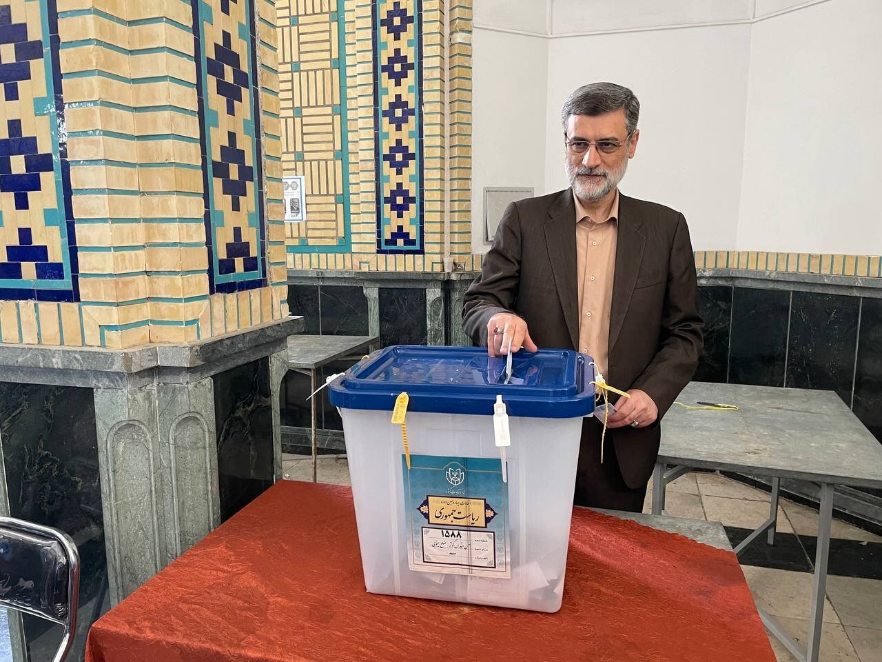 قاضی‌زاده بعد از انصراف در کدام شهر رأی داد؟ / نوبخت و مجید انصاری به جماران رفتند / حدادعادل در صف رأی مسجد لرزاده