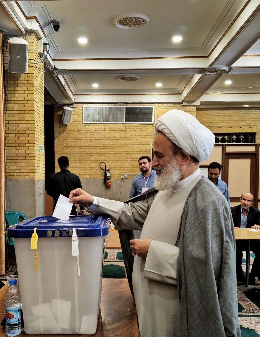 تصاویر؛ حضور مداحان معروف و سخنرانان در پای صندوق های رأی انتخاابات ریاست‌جمهوری