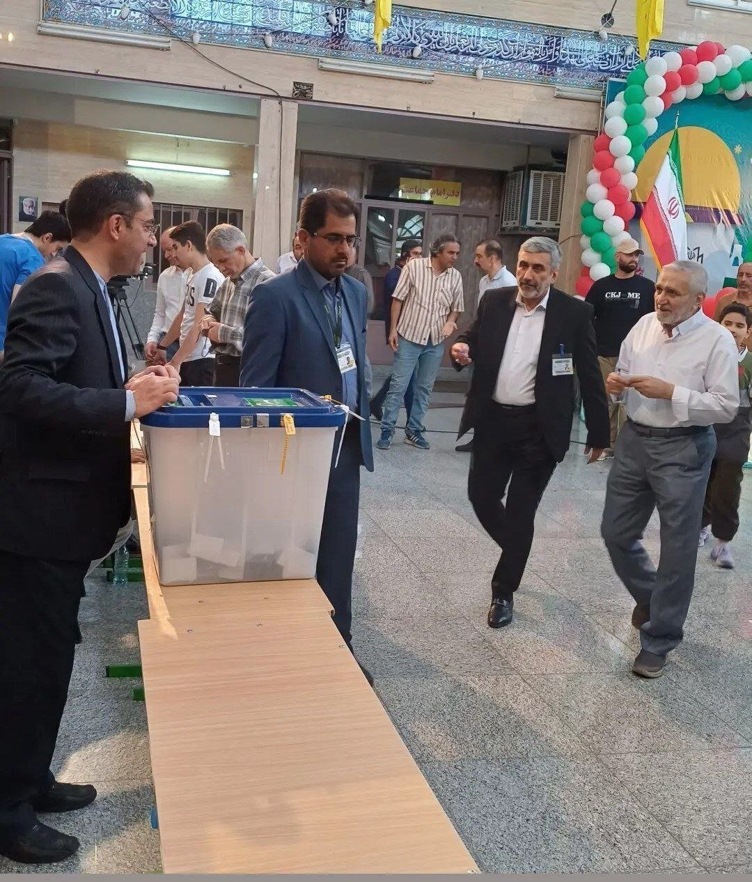 تصاویر؛ حضور مداحان معروف و سخنرانان در پای صندوق های رأی انتخاابات ریاست‌جمهوری