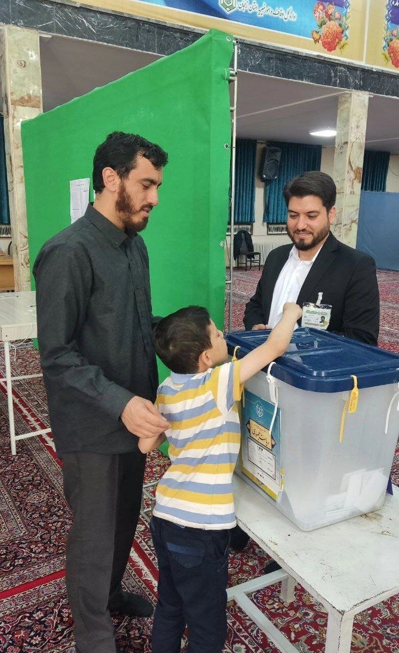 تصاویر؛ حضور مداحان معروف و سخنرانان در پای صندوق های رأی انتخاابات ریاست‌جمهوری