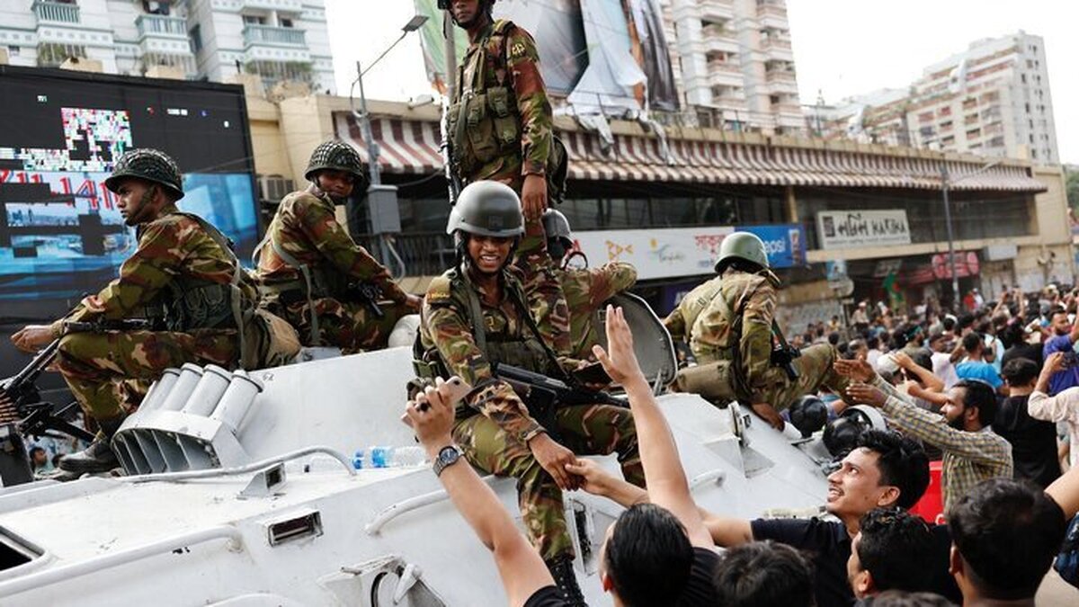 پارلمان بنگلادش پس از فرار نخست‌وزیر، منحل شد