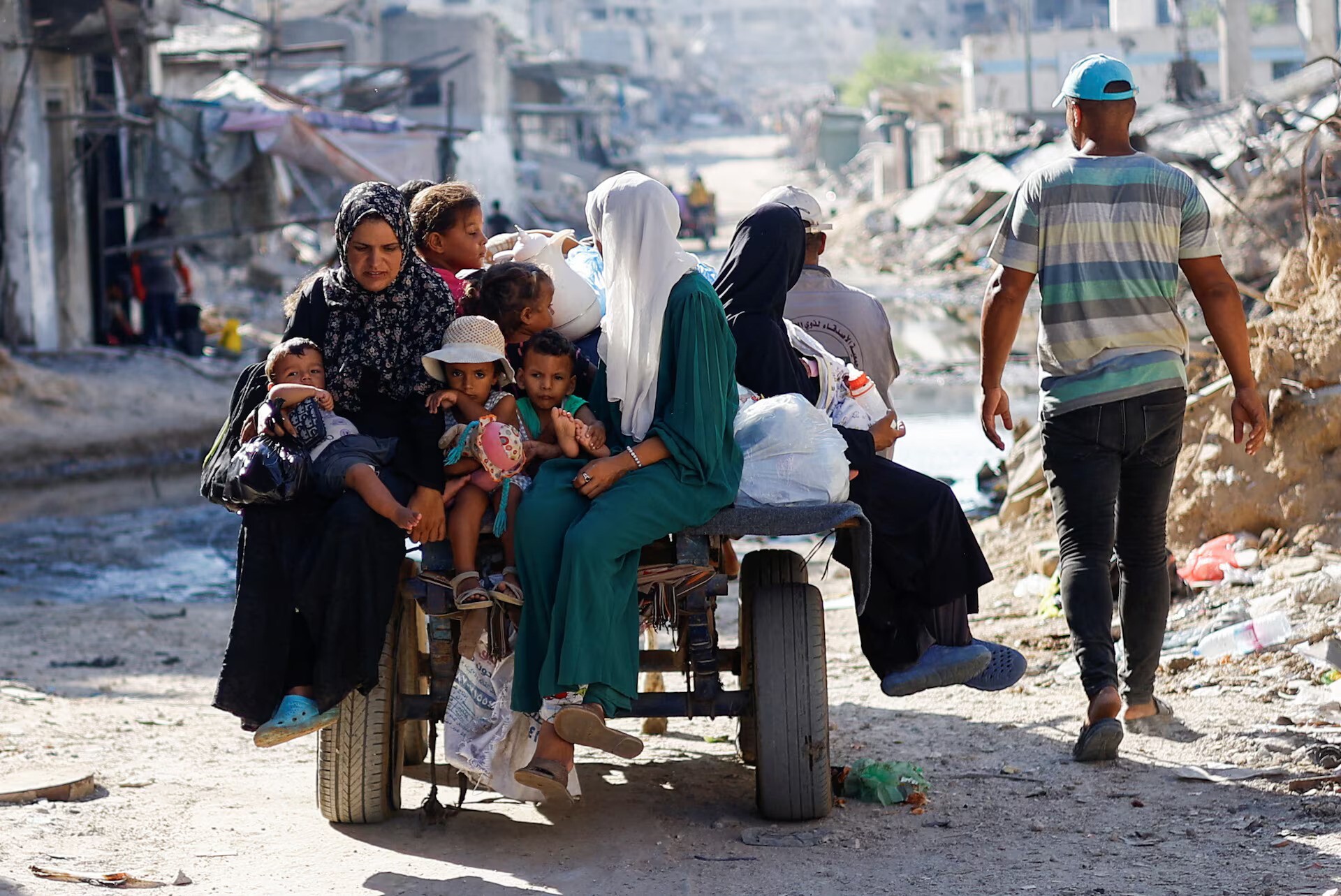 بازگشت هزاران فلسطینی به خان‌یونس، پس از پایان عملیات اسرائیل